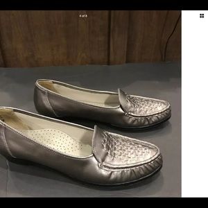 Softspots NEW Pewter Metallic Loafers Sz 9.5N